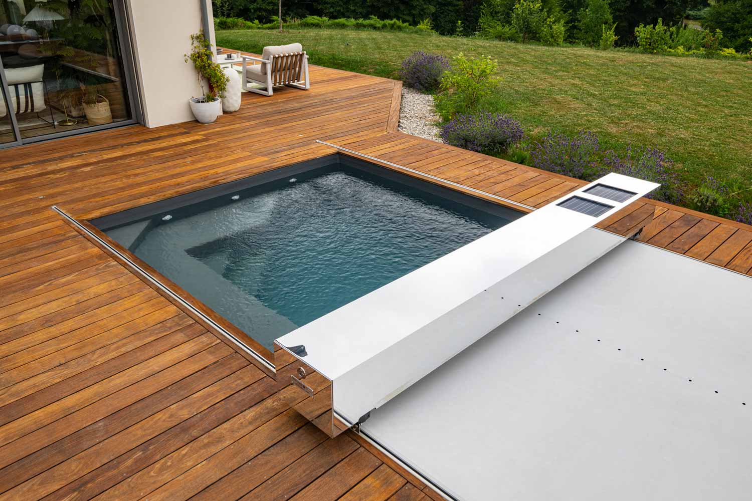 Modèle BLACK PUPPY N’Guyen Jérémy couvertures de piscine Coverseal Vaucluse, Luberon, Drôme, 13 - 4 season pool cover